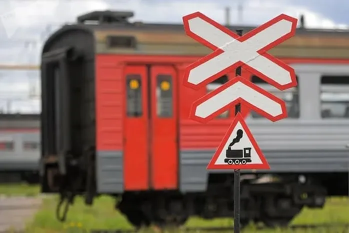 ПАМЯТКА ВОДИТЕЛЯМ ТРАНСПОРТНЫХ СРЕДСТВ  О БЕЗОПАСНОСТИ ДВИЖЕНИЯ НА ЖЕЛЕЗНОДОРОЖНЫХ ПЕРЕЕЗДАХ